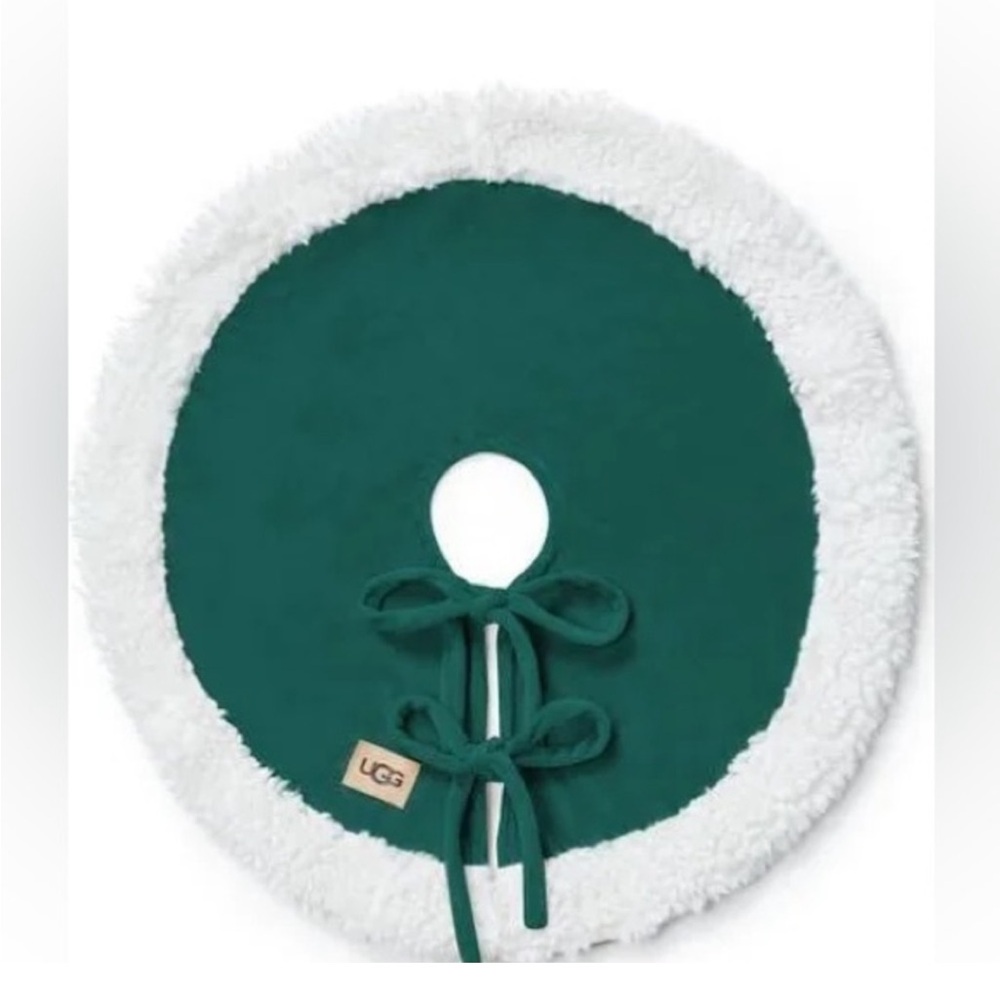UGG
Bliss Mini Tree Skirt In DARK GREEN
 T/ 22 IN (55 CM) ROUND DIAMETER
